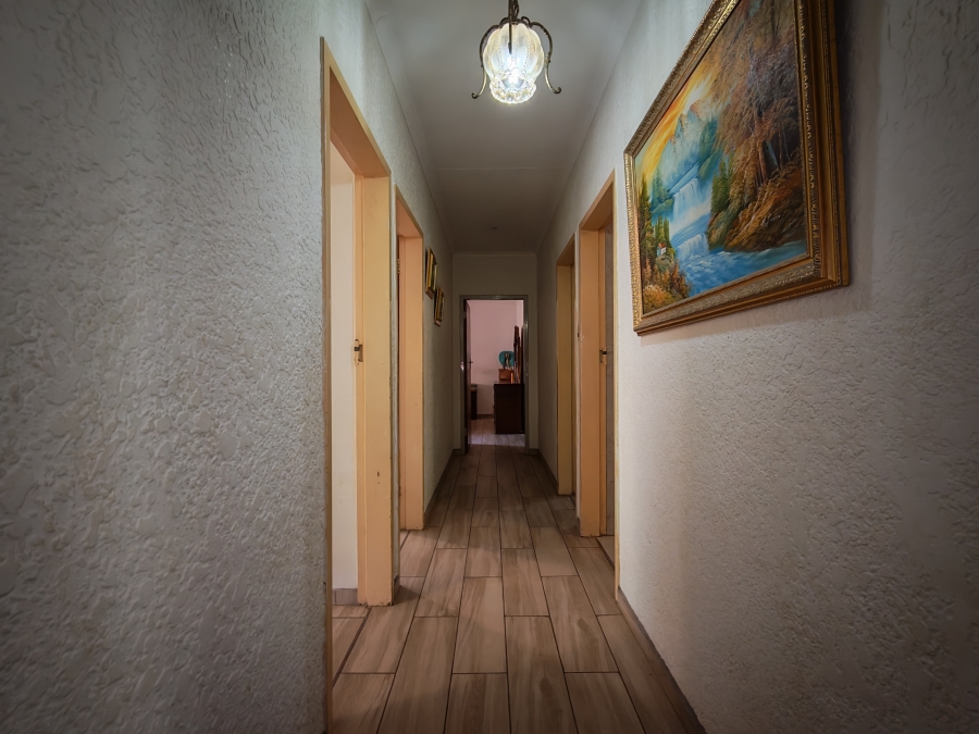 5 Bedroom Property for Sale in Kannoniers Park North West